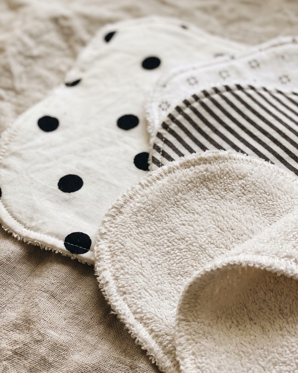 Détail des lingettes : pois noirs, rayure et envers en éponge